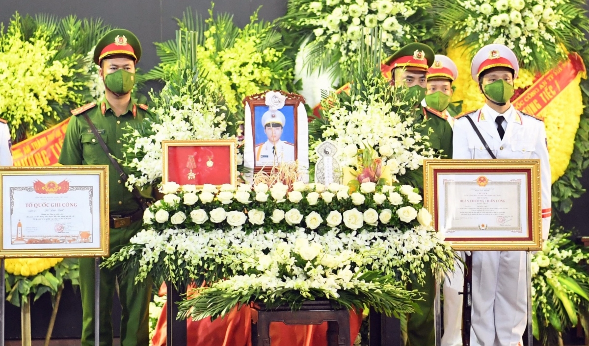 people pay last respects to three brave firefighters in hanoi picture 11 people pay last respects to three brave firefighters in hanoi picture 11