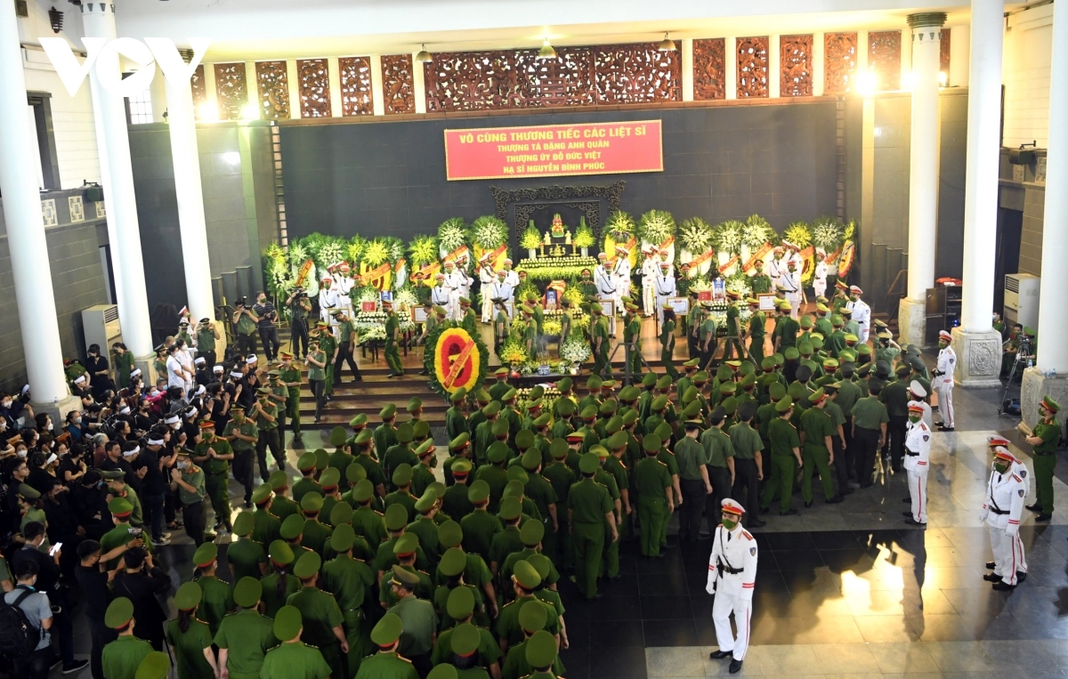 people pay last respects to three brave firefighters in hanoi picture 6