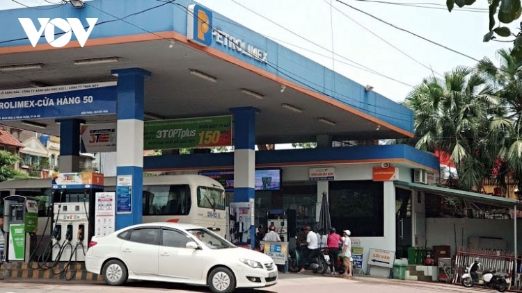 retail petrol prices tumble for fifth consecutive time to close to vnd25,000 l picture 1