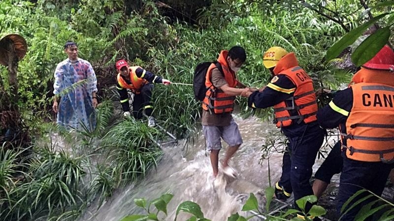 giai cuu 23 hoc sinh mac ket ben bo suoi o quang nam hinh anh 1