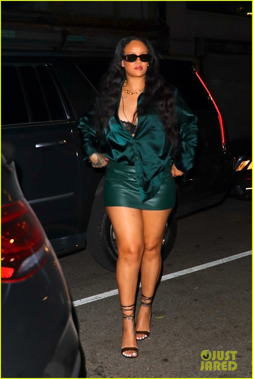 Rihanna diện mốt khoe nội y nóng bỏng đi chơi đêm cùng bạn trai - Ảnh 2.