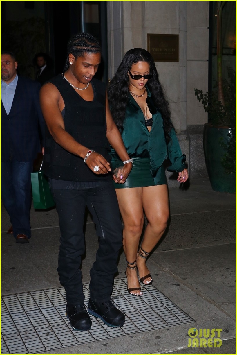 Rihanna diện mốt khoe nội y nóng bỏng đi chơi đêm cùng bạn trai - Ảnh 1.