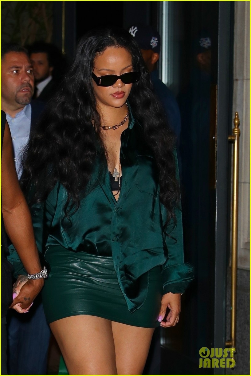 Rihanna diện mốt khoe nội y nóng bỏng đi chơi đêm cùng bạn trai - Ảnh 3.