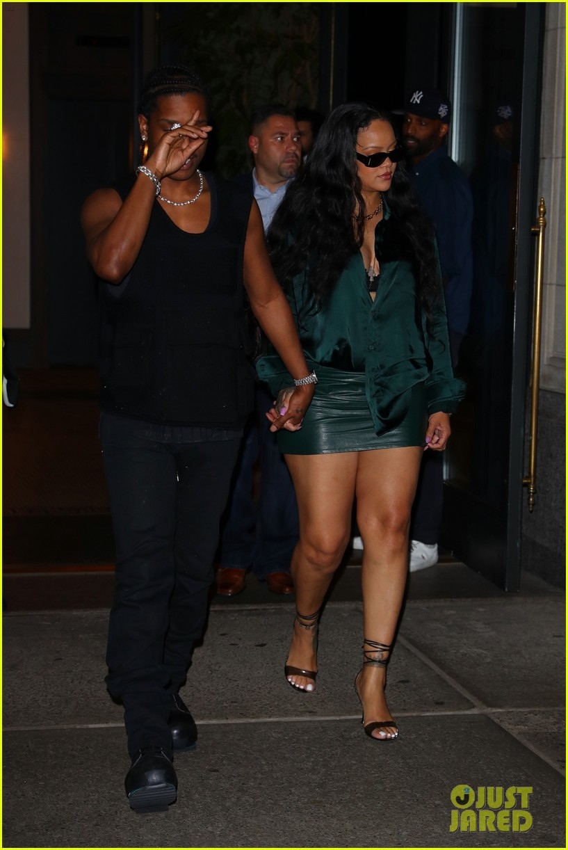 Rihanna diện mốt khoe nội y nóng bỏng đi chơi đêm cùng bạn trai - Ảnh 5.