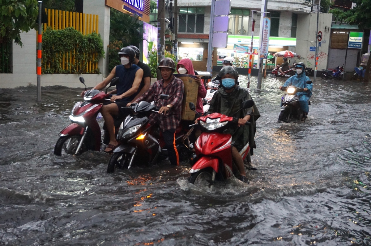 ho chi minh city flooded after enduring half-hour deluge picture 4