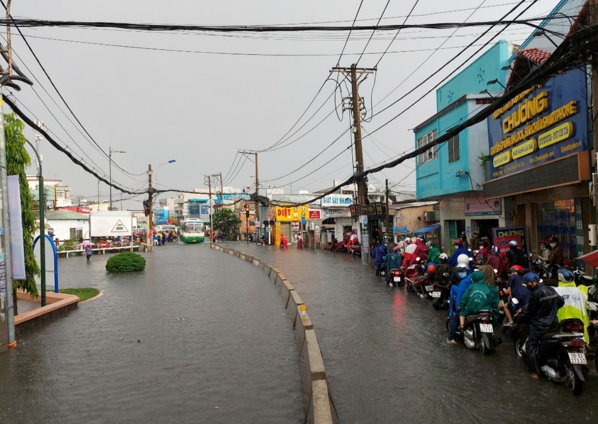 ho chi minh city flooded after enduring half-hour deluge picture 6