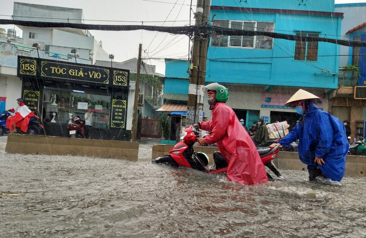 ho chi minh city flooded after enduring half-hour deluge picture 7