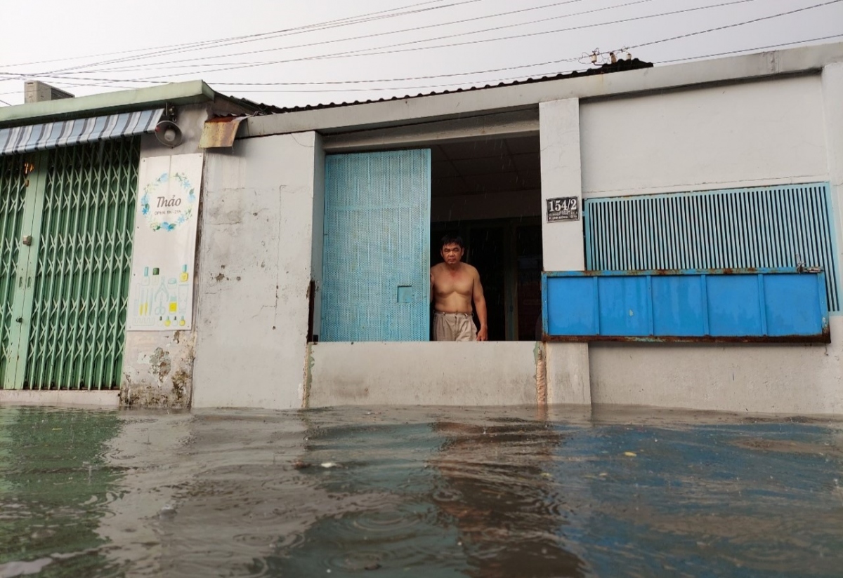ho chi minh city flooded after enduring half-hour deluge picture 8