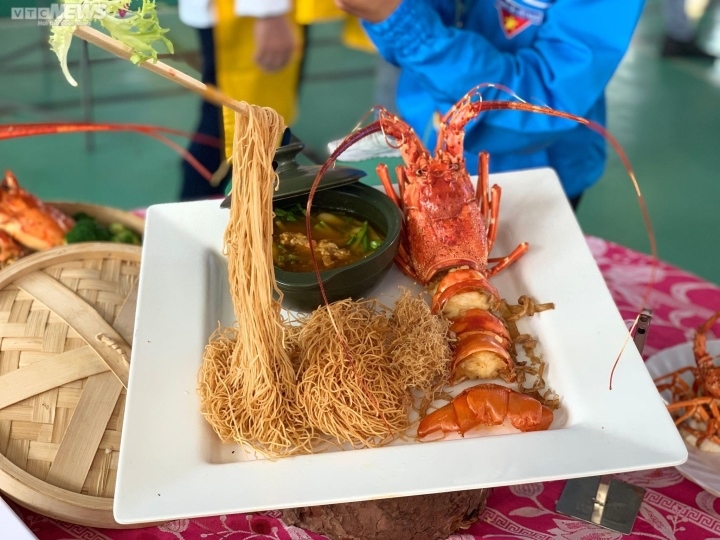 phu yen sets national record for making most lobster-made dishes picture 4