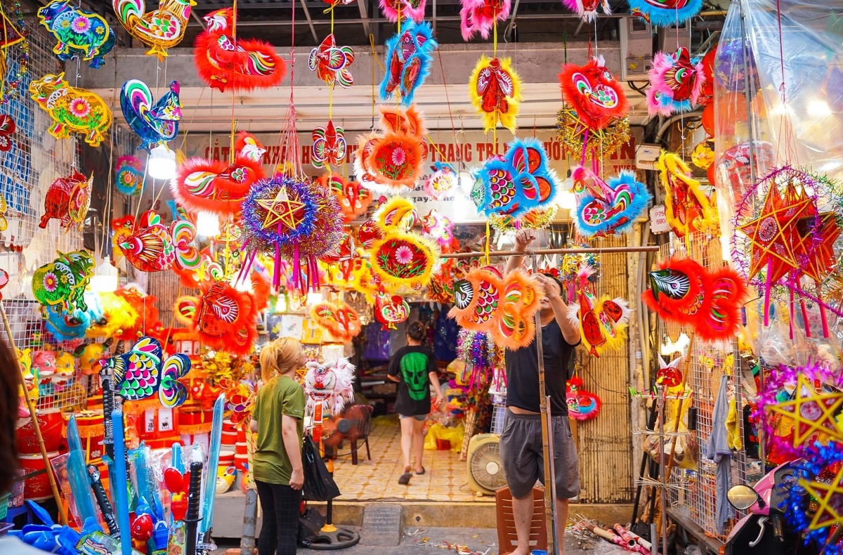 hang ma street gearing up for mid-autumn festival picture 1