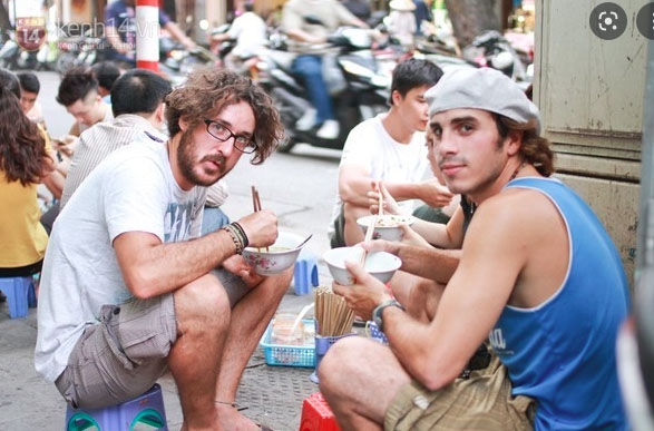 foreign writer reveals how to find delicious street food in vietnam picture 1