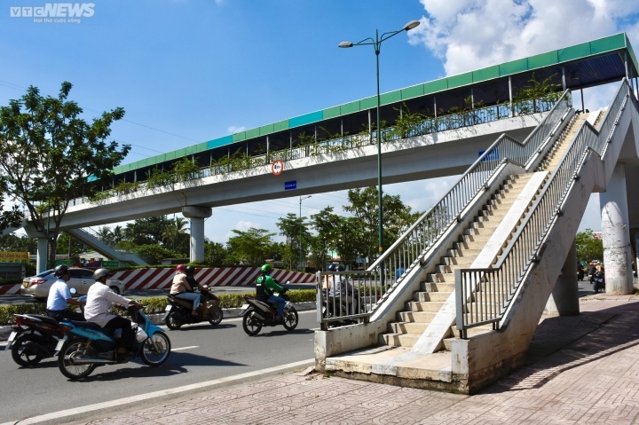 hãi hùng bơm kim tiêm vứt nhan nhản trên cầu bộ hành tại tp.hcm hình ảnh 4 hai hung bom kim tiem vut nhan nhan tren cau bo hanh tai tp.hcm hinh anh 4