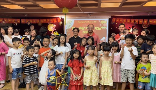 mid-autumn festival organised for vietnamese children in france picture 1