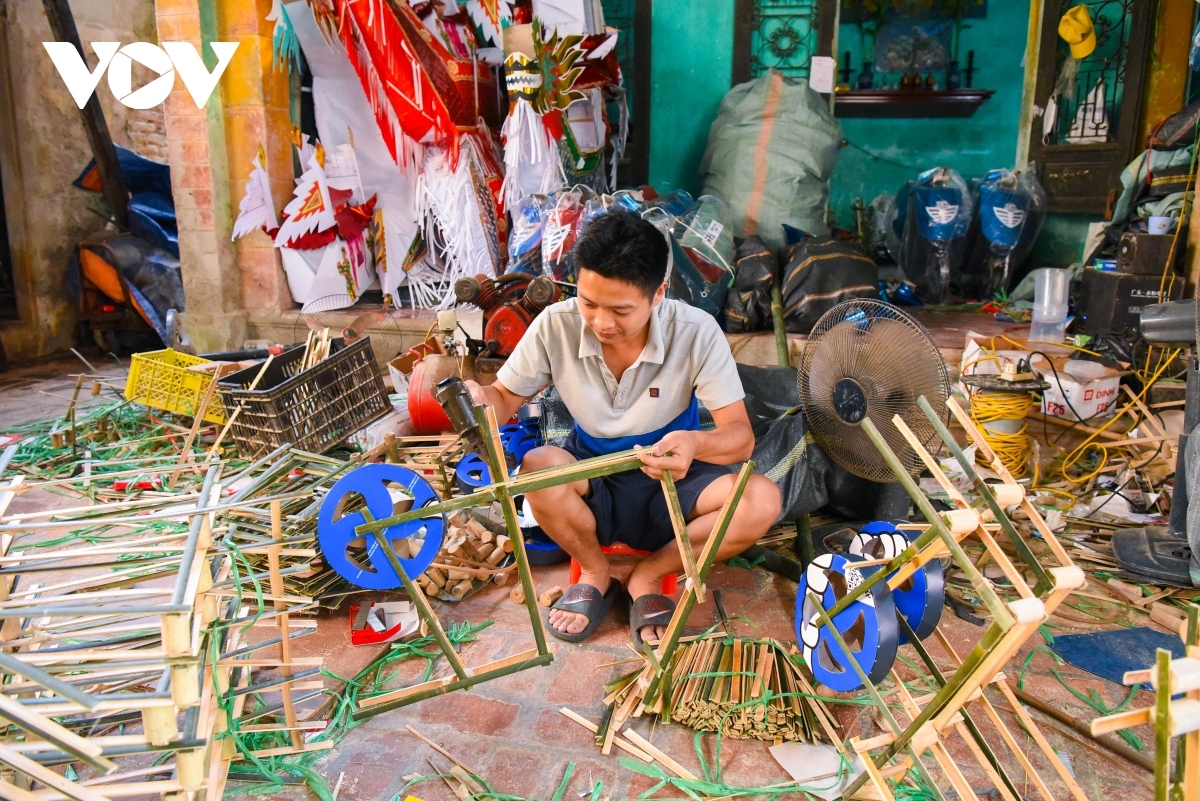 song ho commune busy making paper offerings during vu lan festival picture 1