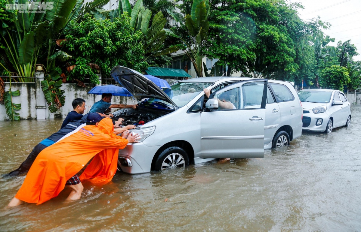 O to ngap nuoc nam la liet trong khu chung cu ha noi, chu xe hi huc giai cuu hinh anh 6