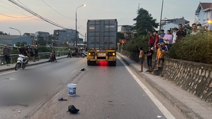 ha noi va cham voi o to tren duong de, 2 nguoi bi xe container can chet hinh anh 1