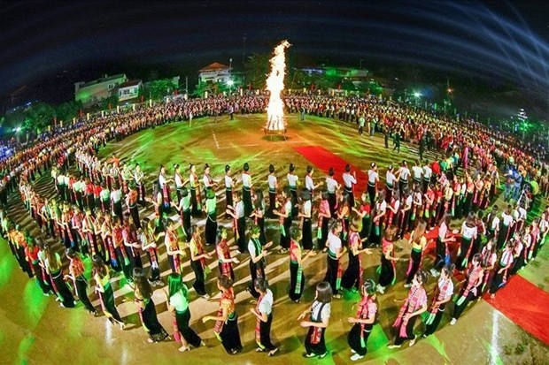 yen bai to host ceremony receiving unesco certificate on xoe thai dance picture 1