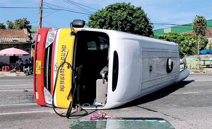12 injured as bus flips over in central vietnam picture 1