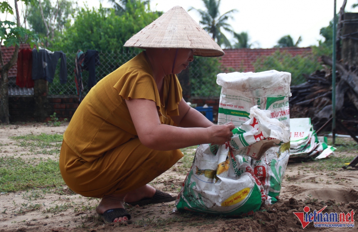 nguoi dan mien trung hoi ha mua vat dung chen chong bao hinh anh 12