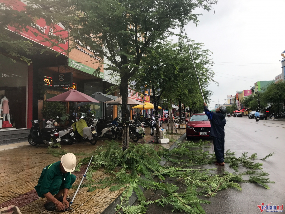 nguoi dan mien trung hoi ha mua vat dung chen chong bao hinh anh 16