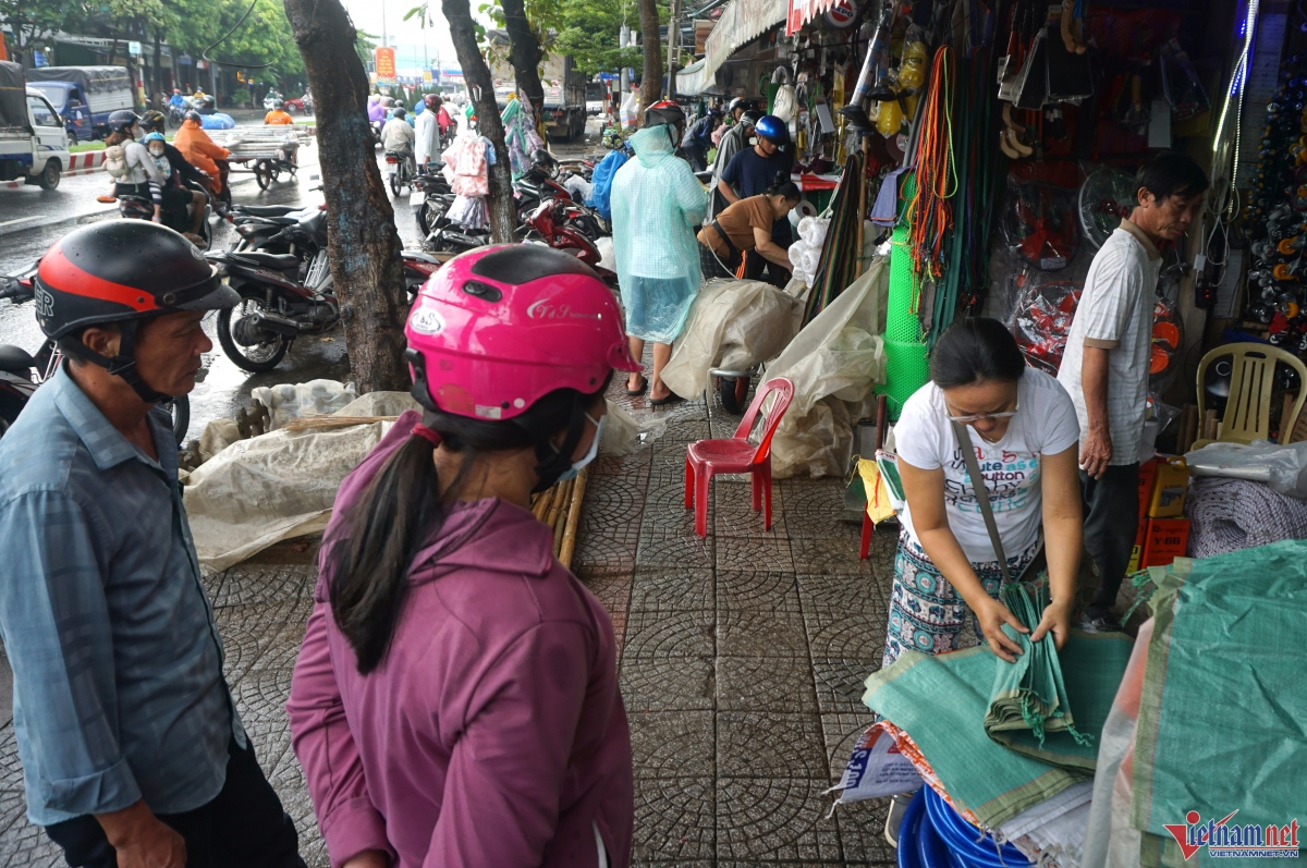 Người dân miền Trung hối hả mua vật dụng chèn chống bão