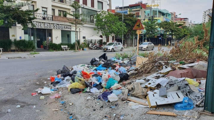 cong nhan ve sinh moi truong bo viec,ôngnhânvệsinhmôitrườngbỏviệcđườngphốBắcNinhngậprácthả<strong></strong> duong pho bac ninh ngap rac thai hinh anh 1