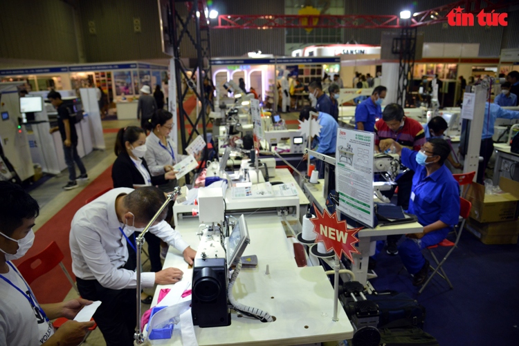 two international expos on garment, printing industries underway in hcm city picture 1