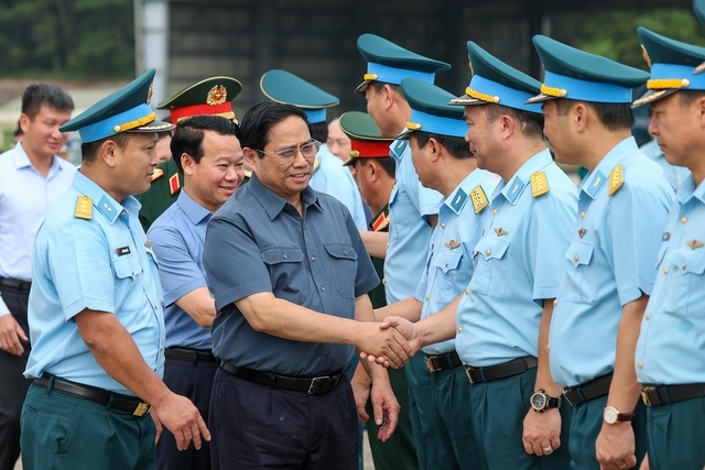 thu tuong tham trung doan khong quan tiem kich, khao sat san bay quan su yen bai hinh anh 1