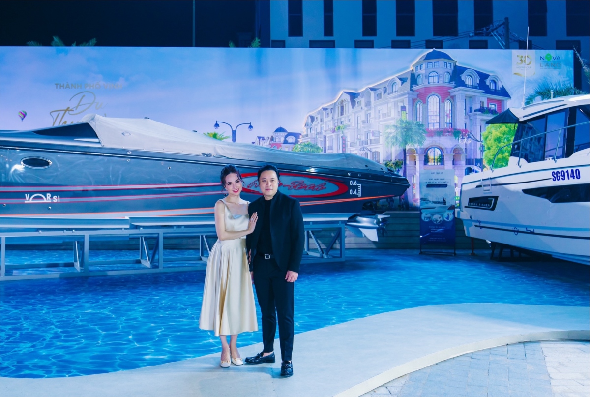 vợ chồng victor vũ ấn tượng với biệt thự du thuyền cập bến tại gia ở novaworld hình ảnh 1 vo chong victor vu an tuong voi biet thu du thuyen cap ben tai gia o novaworld hinh anh 1