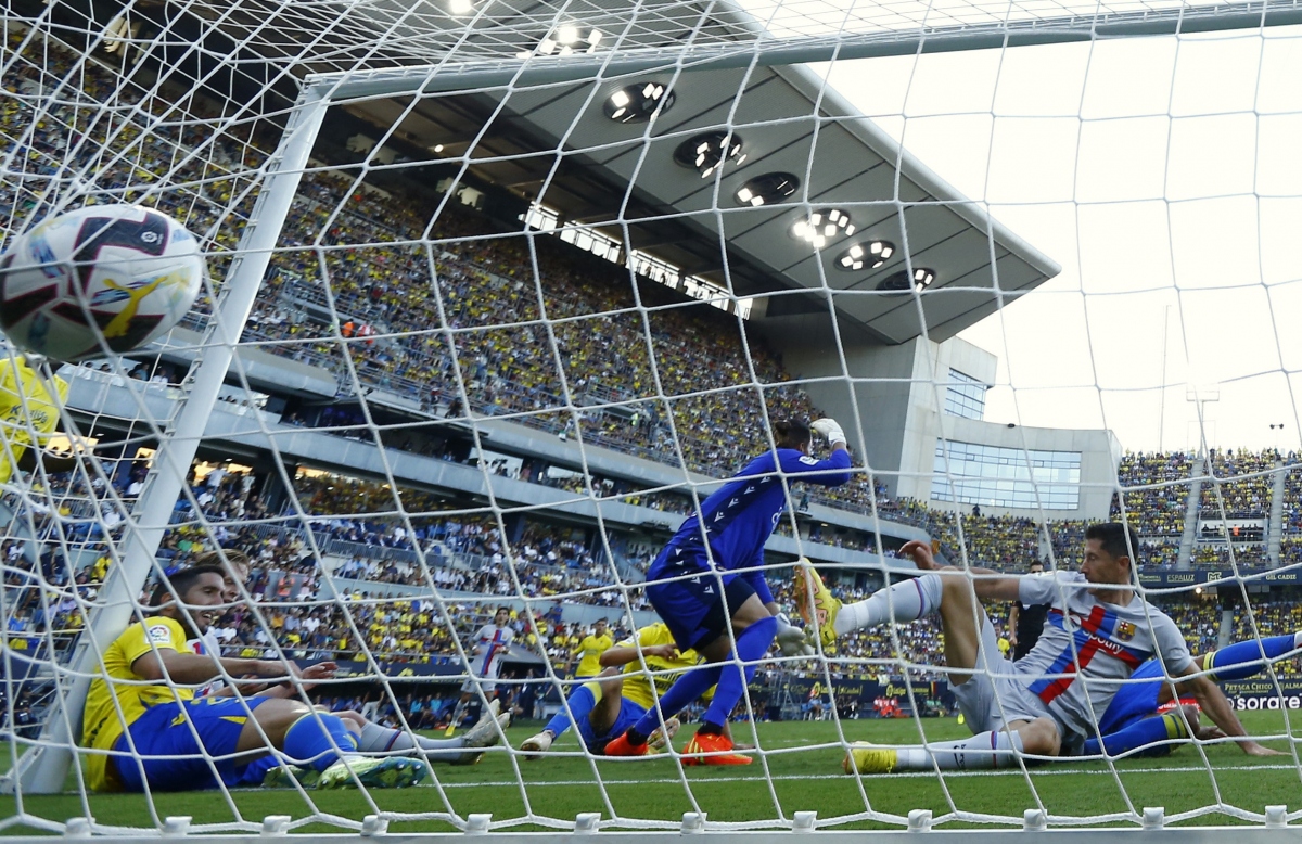 su co y te khien tran cadiz gap barca bi hoan hon 40 phut hinh anh 8