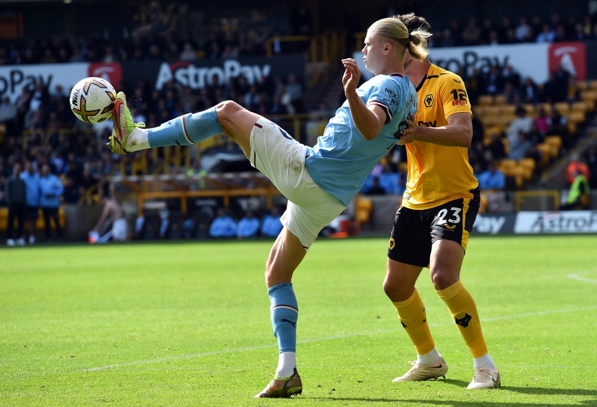 Thắng 3 sao trước Wolves, Man City vươn lên dẫn đầu Ngoại hạng Anh