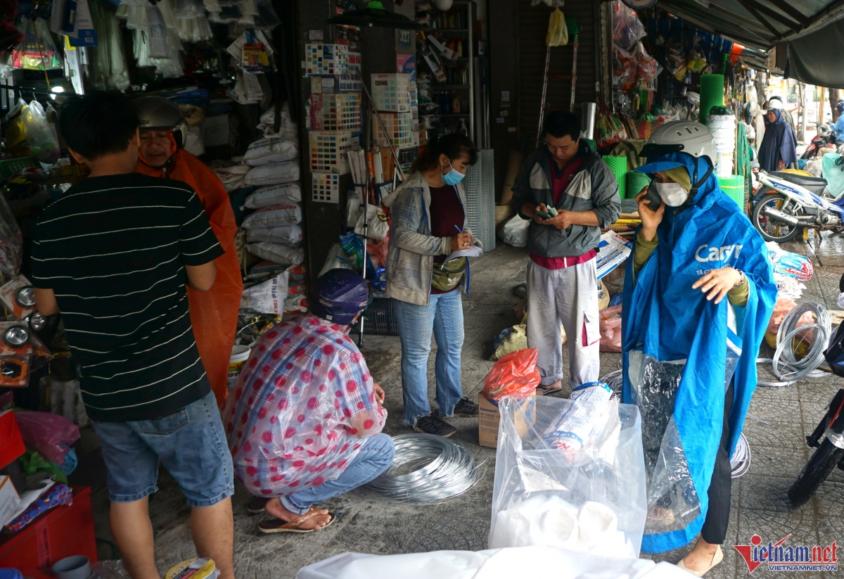 nguoi dan mien trung hoi ha mua vat dung chen chong bao hinh anh 2