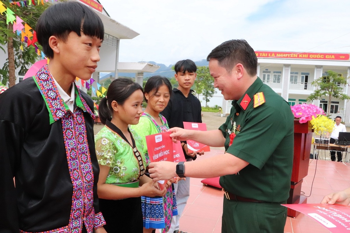 viettel trao hon 40 ty dong hoc bong vi em hieu hoc hinh anh 1