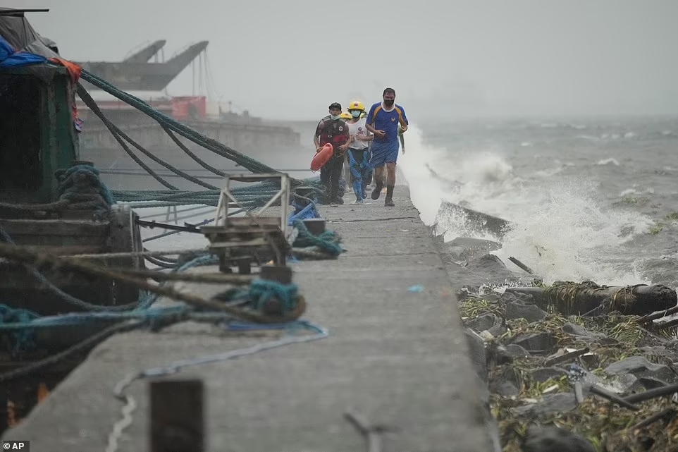 sieu bao noru do bo philippines, hang nghin nguoi dan phai so tan hinh anh 1