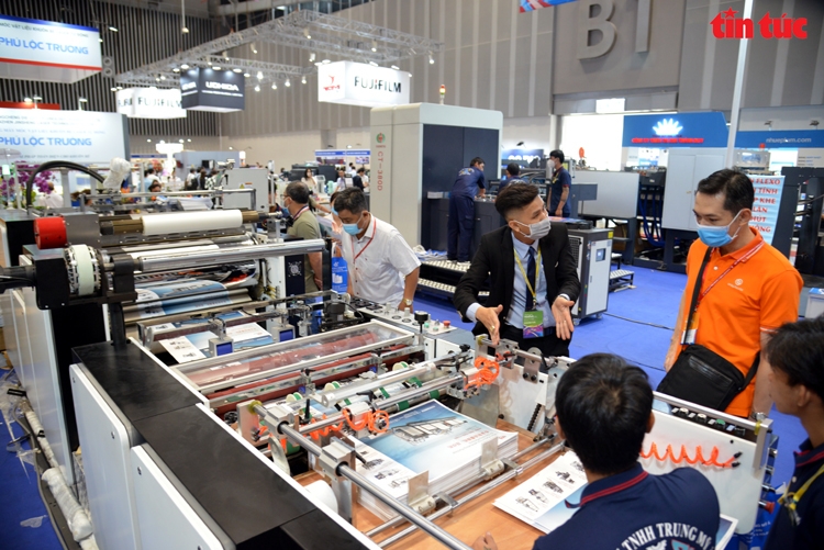 Two international expos on garment, printing industries underway in HCM City