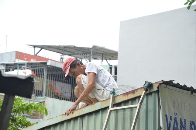 can canh nguoi Da nang hoi ha gia co mai nha chong sieu bao hinh anh 3