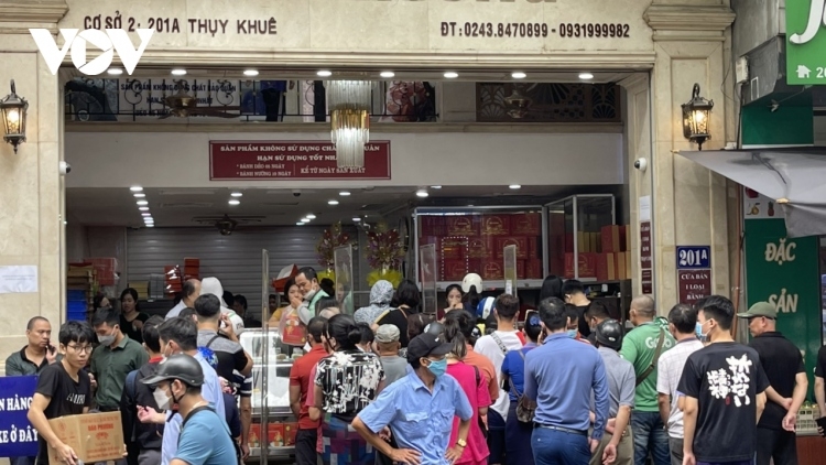 Traditional mooncakes prove popular among local consumers