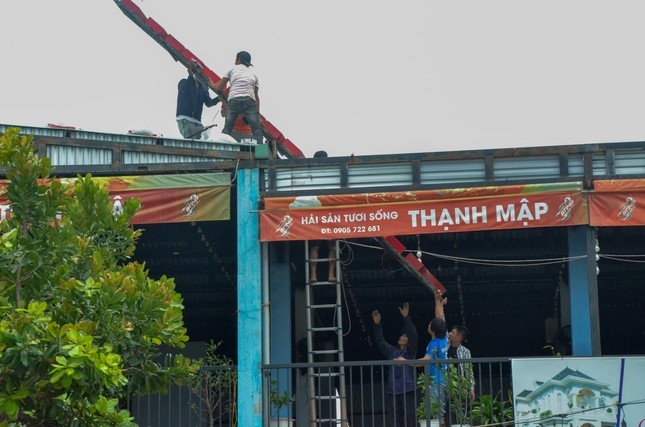 can canh nguoi Da nang hoi ha gia co mai nha chong sieu bao hinh anh 6