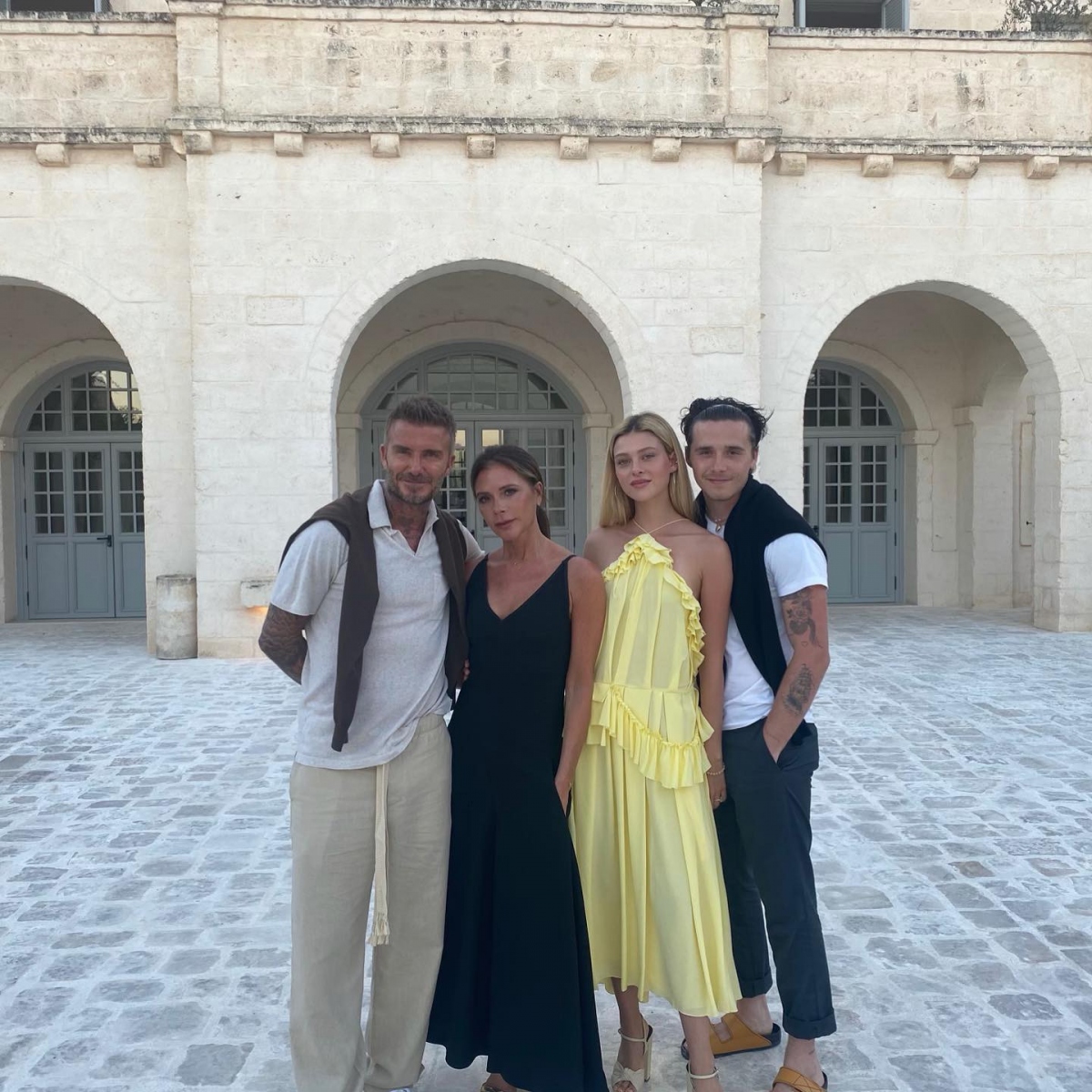 victoria beckham mac goi cam ben chong, sau on ao ran nut voi con dau hinh anh 8