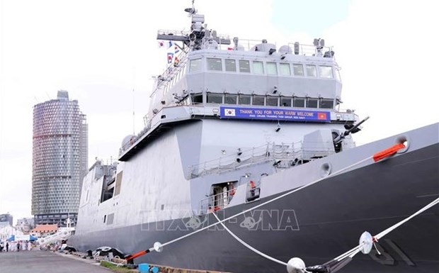 rok s naval training ships dock in hcm city port picture 1