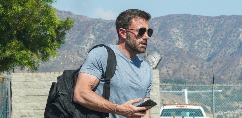 Ben Affleck lộ vẻ mặt đầy lo âu khi xuất hiện một mình ở sân bay sau hôn lễ