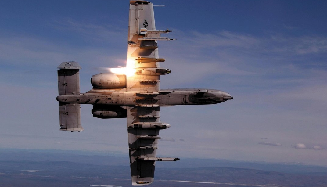 A-10 Thunderbolt II thả bom chùm vào mục tiêu bọc thép