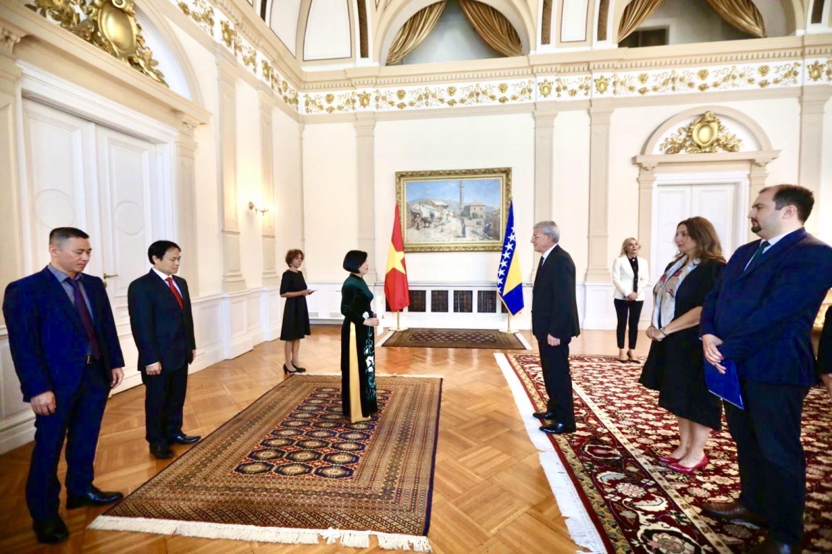 Trình Quốc thư lên Chủ tịch Hội đồng Tổng thống Bosnia và Herzegovina