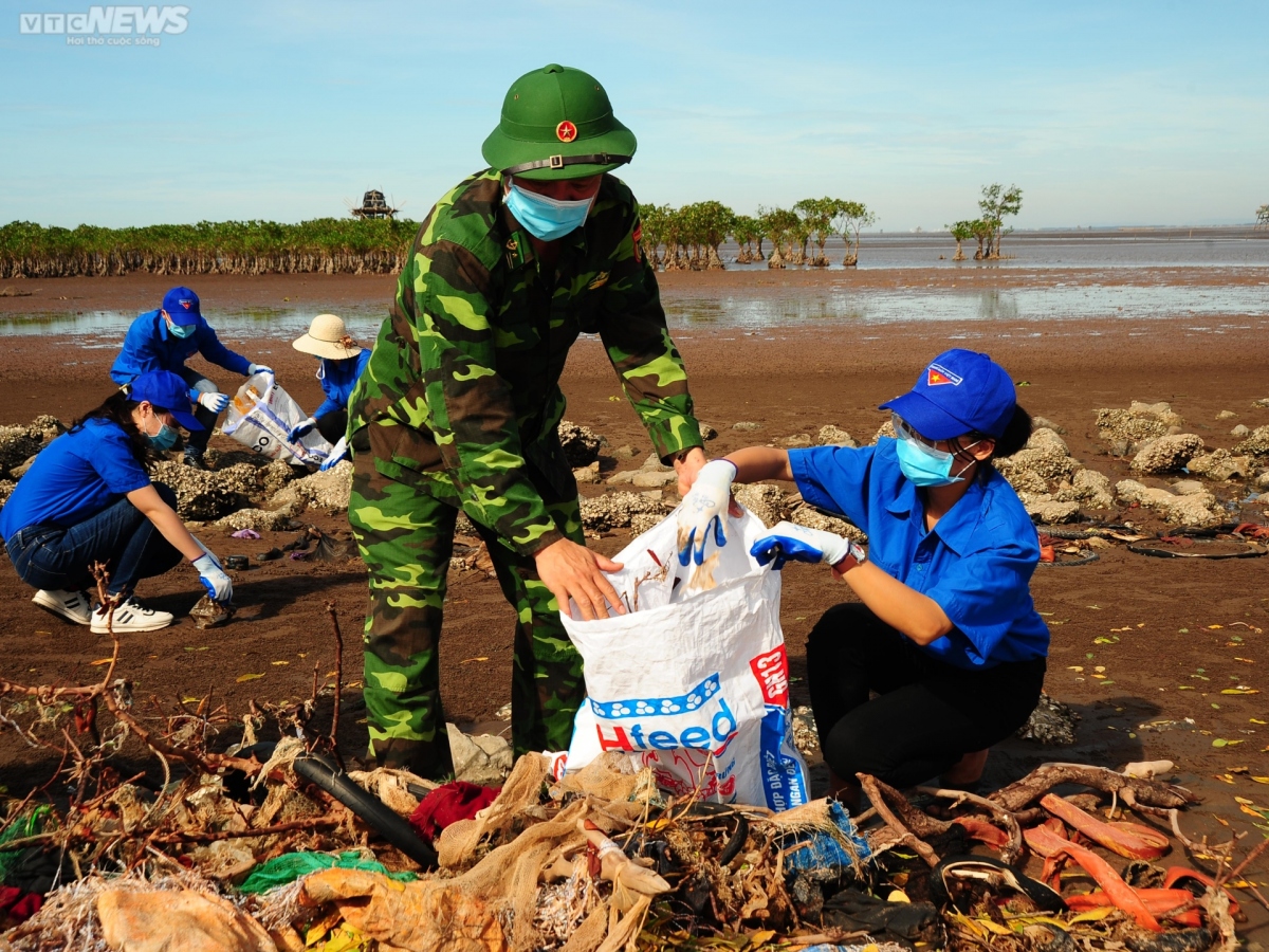 bo doi va tinh nguyen vien chung tay lam sach bien hinh anh 3