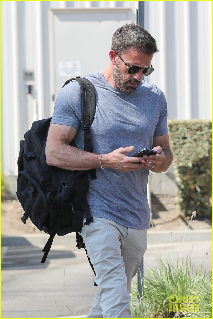 ben affleck lo ve mat day lo au khi xuat hien mot minh o san bay sau hon le hinh anh 4