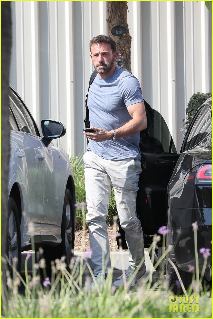 ben affleck lo ve mat day lo au khi xuat hien mot minh o san bay sau hon le hinh anh 6