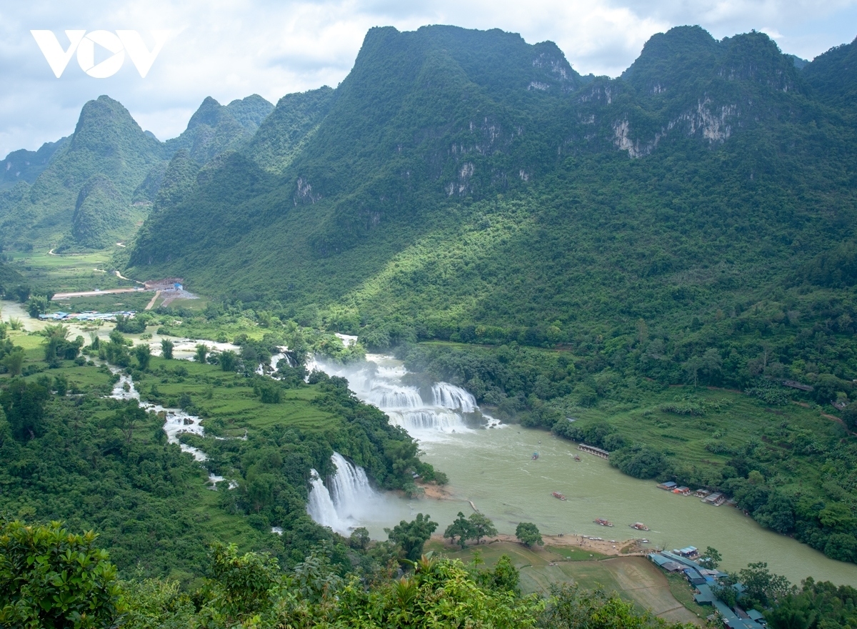 discovering southeast asia s largest waterfall in vietnam picture 1