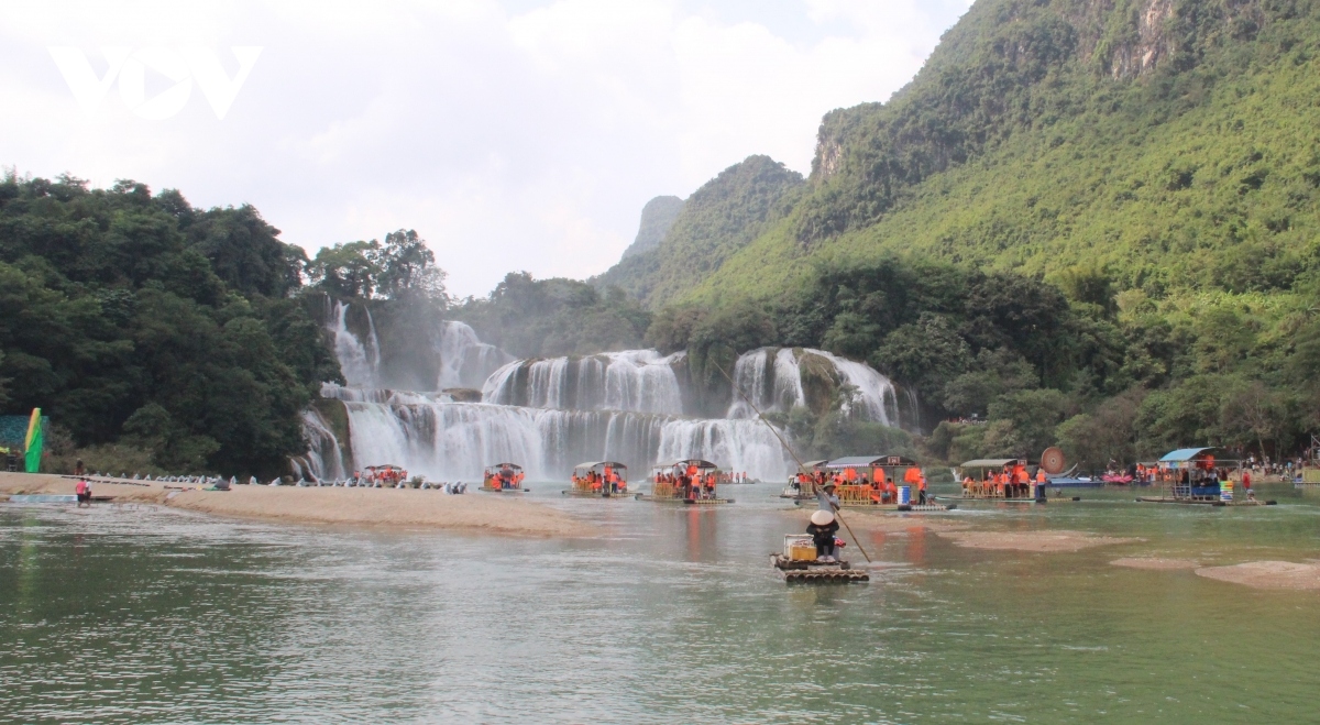 discovering southeast asia s largest waterfall in vietnam picture 10