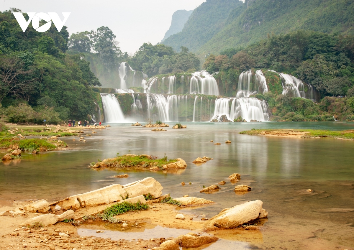 discovering southeast asia s largest waterfall in vietnam picture 11