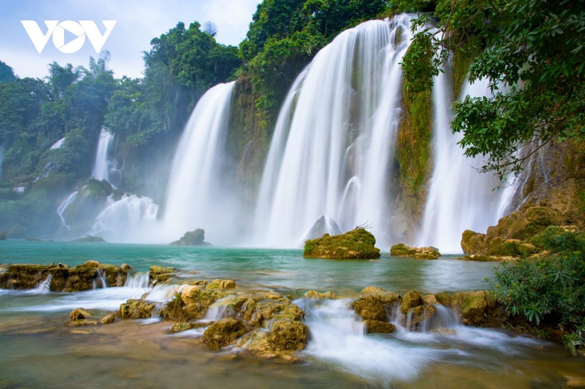 discovering southeast asia s largest waterfall in vietnam picture 13
